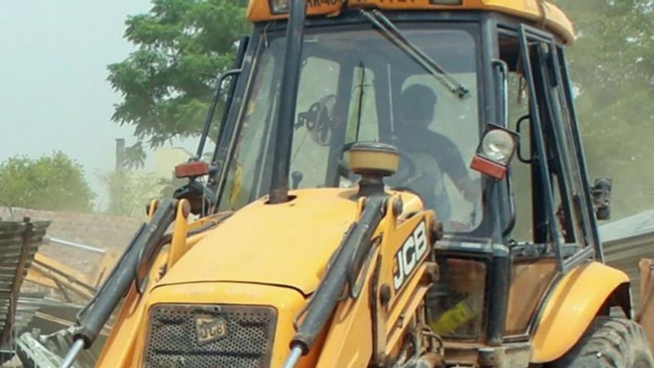 ഐസിയുവില് ഷൂ വിലക്കി, ആശുപത്രിയിലേക്ക് ബുള്ഡോസര് വിളിച്ച് മേയര്, വാക്കേറ്റമുണ്ടായില്ലെന്ന് ആശുപത്രി ഐസിയുവില് ഷൂ വിലക്കി, ആശുപത്രിയിലേക്ക് ബുള്ഡോസര് വിളിച്ച് മേയര്, വാക്കേറ്റമുണ്ടായില്ലെന്ന് ആശുപത്രി