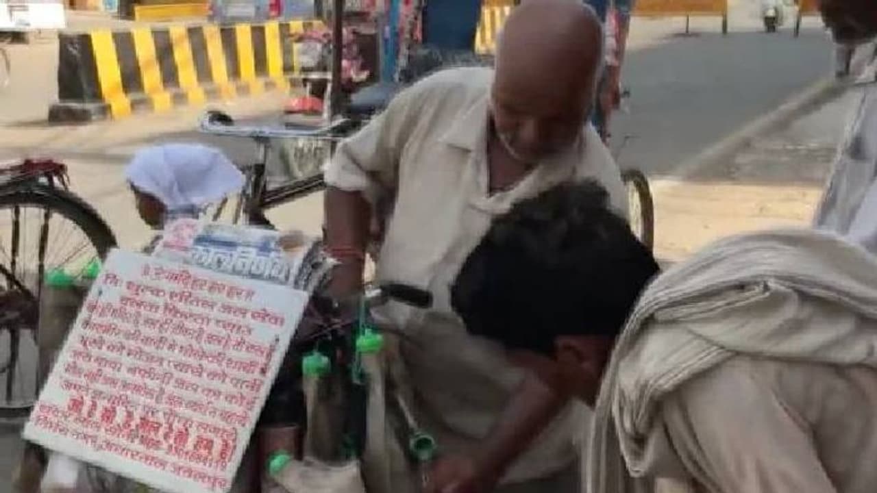  കൊടുംവേനലിൽ സൗജന്യമായി വെള്ളം വിതരണം ചെയ്‍ത് വയോധികൻ, ഇത് 'വാട്ടർമാൻ'