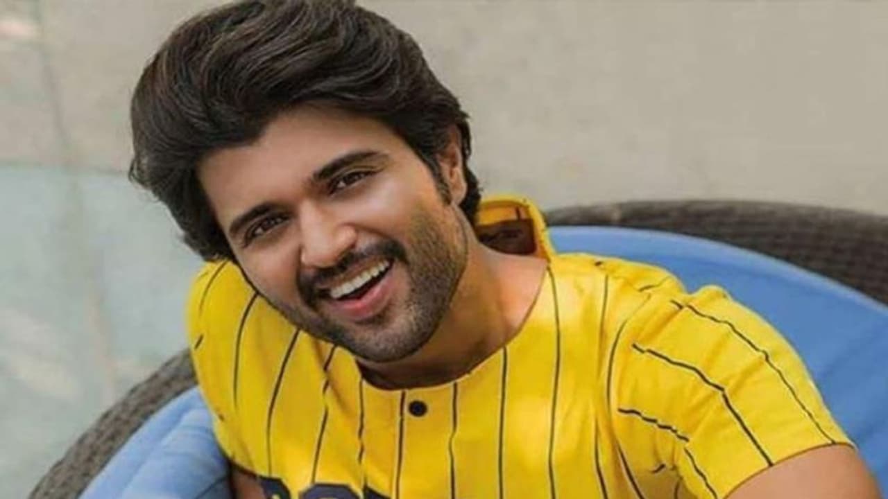 #VijayDevarakonda:సాఫ్ట్ వేర్ కుర్రాళ్లతో పబ్ లో పిచ్చ లేపాడు #VijayDevarakonda:సాఫ్ట్ వేర్ కుర్రాళ్లతో పబ్ లో పిచ్చ లేపాడు