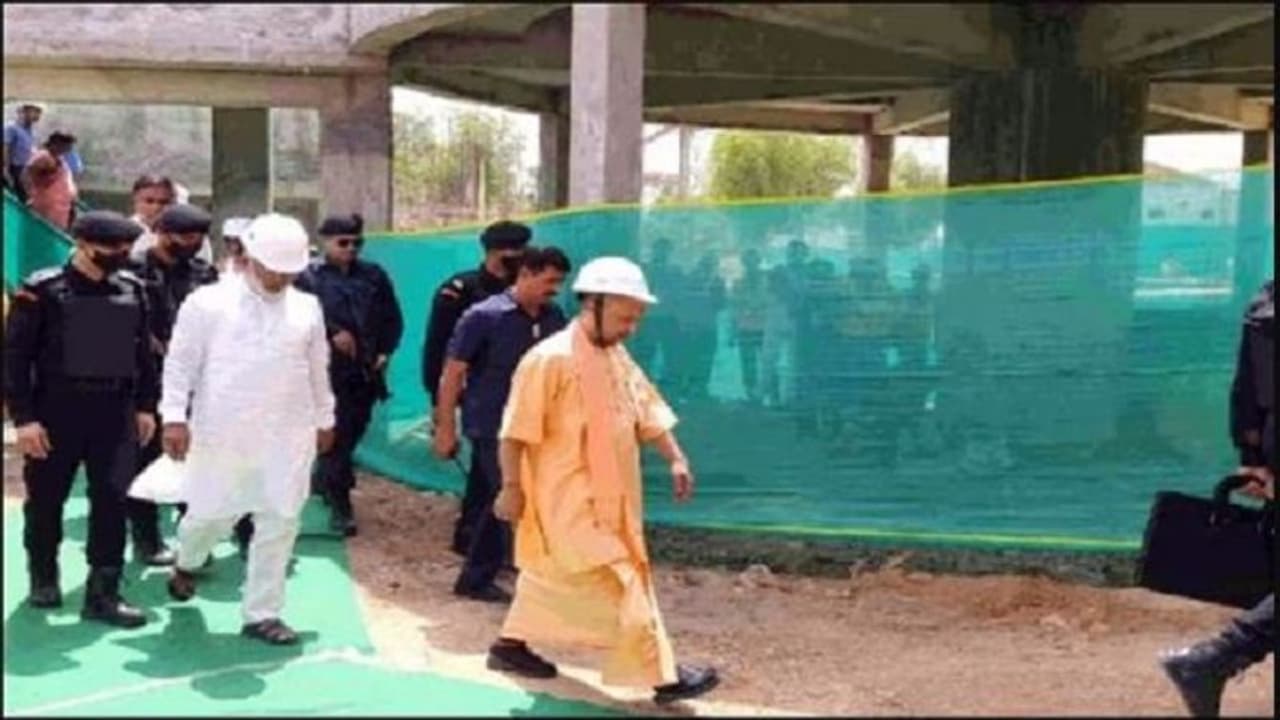 नेताओं ने की अफसरों की शिकायत तो सीएम योगी बोले अपनी दलाली करो बंद, अफसरों को हम सुधार देंगे