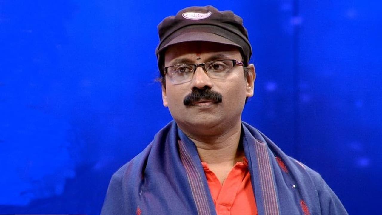 ഗാനമേളക്കിടെ വേദിയിൽ കുഴഞ്ഞ് വീണ് ഗായകൻ മരിച്ചു ഗാനമേളക്കിടെ വേദിയിൽ കുഴഞ്ഞ് വീണ് ഗായകൻ മരിച്ചു