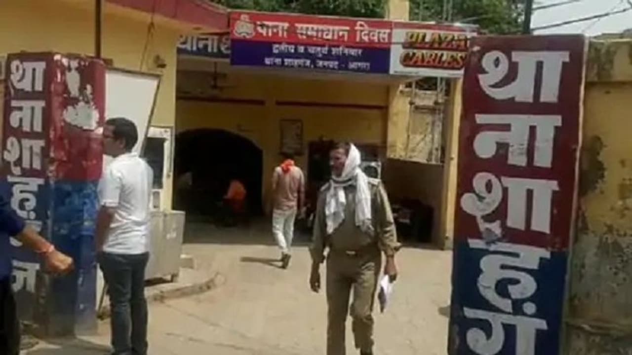 पत्नी को भगा ले जाने वाले से बदमाश ने निकाली दुश्मनी, आगरा में पड़ोसी परिवार के साथ इस वारदात को दिया अंजाम पत्नी को भगा ले जाने वाले से बदमाश ने निकाली दुश्मनी, आगरा में पड़ोसी परिवार के साथ इस वारदात को दिया अंजाम