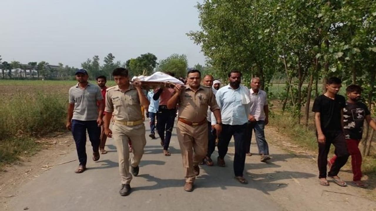 मित्र की भूमिका में नजर आई उत्तर प्रदेश पुलिस, सहारनपुर में निभाया ये बड़ा कर्तव्य मित्र की भूमिका में नजर आई उत्तर प्रदेश पुलिस, सहारनपुर में निभाया ये बड़ा कर्तव्य