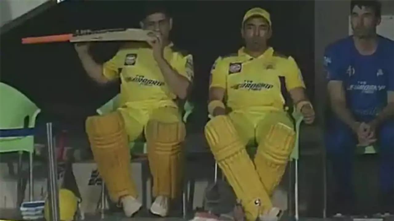 কেন সাজঘরে বসে ব্য়াট 'খাচ্ছিলেন' ধোনি, কারণ জানালেন প্রাক্তন ভারতীয় স্পিনার কেন সাজঘরে বসে ব্য়াট 'খাচ্ছিলেন' ধোনি, কারণ জানালেন প্রাক্তন ভারতীয় স্পিনার