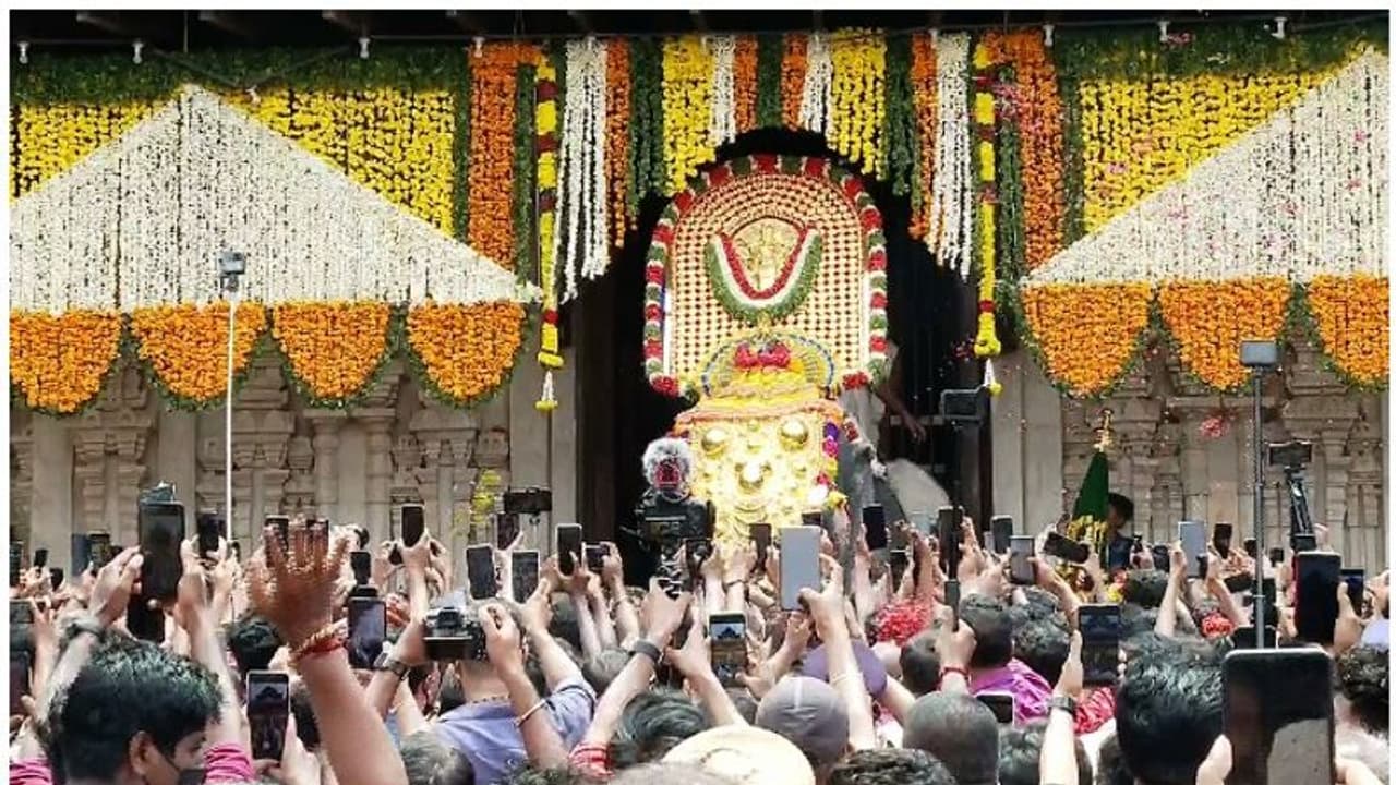 Thrissur Pooram : പൂര ലഹരിയിൽ തൃശ്ശൂർ, തെക്കേ ഗോപുര വാതിൽ തള്ളിത്തുറന്ന് നെയ്തലക്കാവിലമ്മയുടെ പൂര വിളംബരം