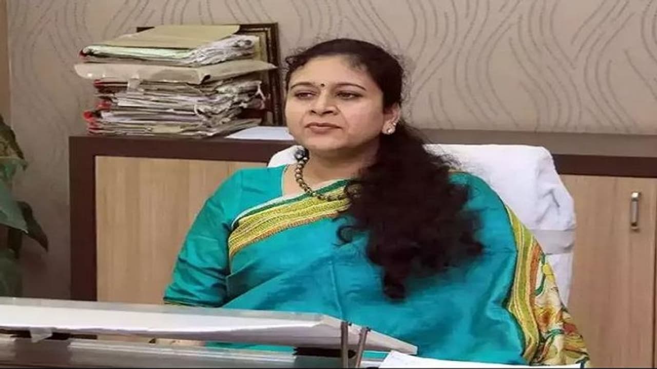 नोएडा सीईओ रितु माहेश्वरी को सुप्रीम कोर्ट से लगा बड़ा झटका, कहा दिनचर्या हो गई है आदेशों का उल्लंघन नोएडा सीईओ रितु माहेश्वरी को सुप्रीम कोर्ट से लगा बड़ा झटका, कहा दिनचर्या हो गई है आदेशों का उल्लंघन