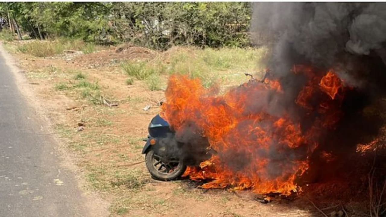 വില കുറയ്ക്കാന്‍ തല്ലിപ്പൊളി ബാറ്ററി; ഈ സ്‍കൂട്ടറുകളിലെ തീയുടെ കാരണങ്ങള്‍ ഇതൊക്കെ! 