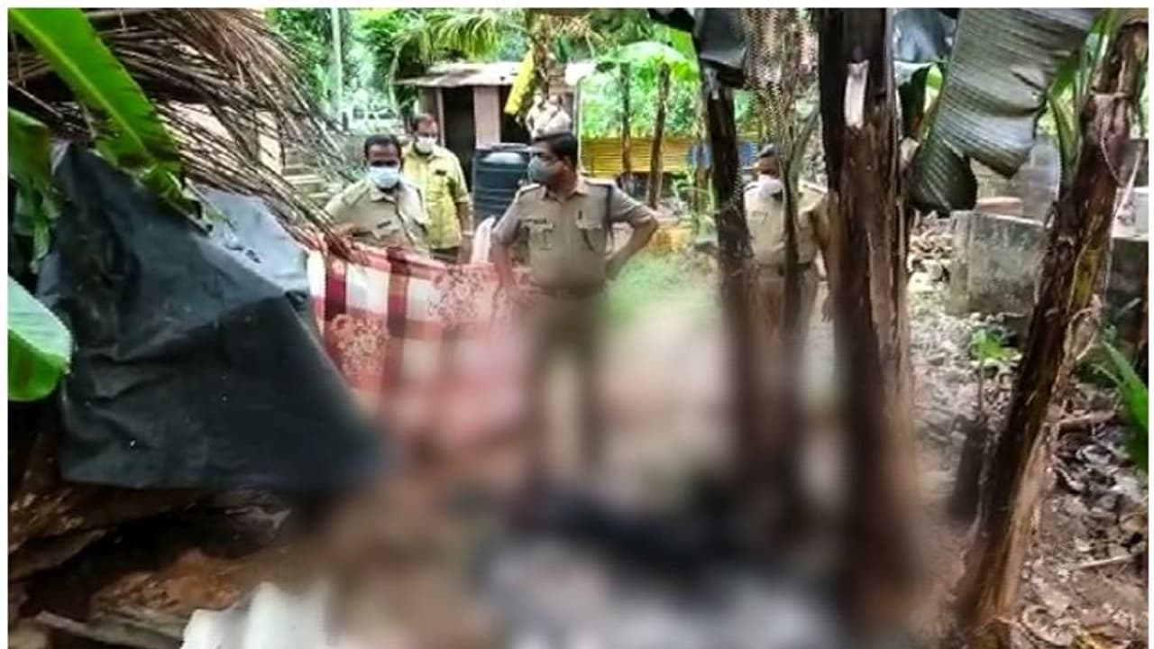 തിരുവനന്തപുരത്ത് വീട്ടുവളപ്പിൽ സ്ത്രീയുടെ മൃതദേഹം കത്തികരിഞ്ഞ നിലയിൽ തിരുവനന്തപുരത്ത് വീട്ടുവളപ്പിൽ സ്ത്രീയുടെ മൃതദേഹം കത്തികരിഞ്ഞ നിലയിൽ