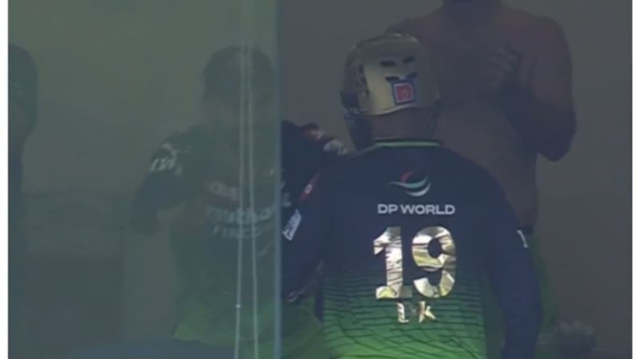 IPL 2022 : ഡികെയുടെ മിന്നല് വെടിക്കെട്ട്, വൈറലായത് വിരാട് കോലി! പ്രശംസിച്ച് ആരാധകര് IPL 2022 : ഡികെയുടെ മിന്നല് വെടിക്കെട്ട്, വൈറലായത് വിരാട് കോലി! പ്രശംസിച്ച് ആരാധകര്