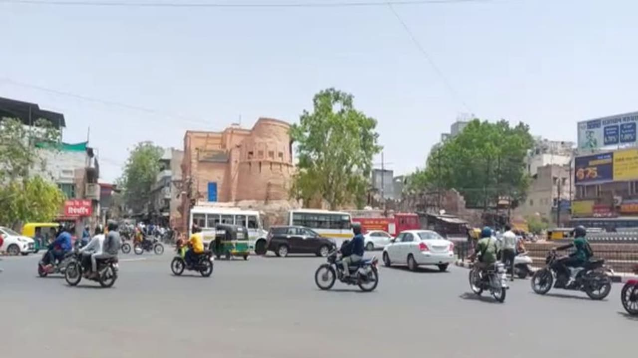 जोधपुर कर्फ्यू में ढील : 12 घंटे की छूट मिली तो खुले बाजार, शादियों की खरीदारी में जुटे लोग, सड़कों पर चहल पहल जोधपुर कर्फ्यू में ढील : 12 घंटे की छूट मिली तो खुले बाजार, शादियों की खरीदारी में जुटे लोग, सड़कों पर चहल पहल