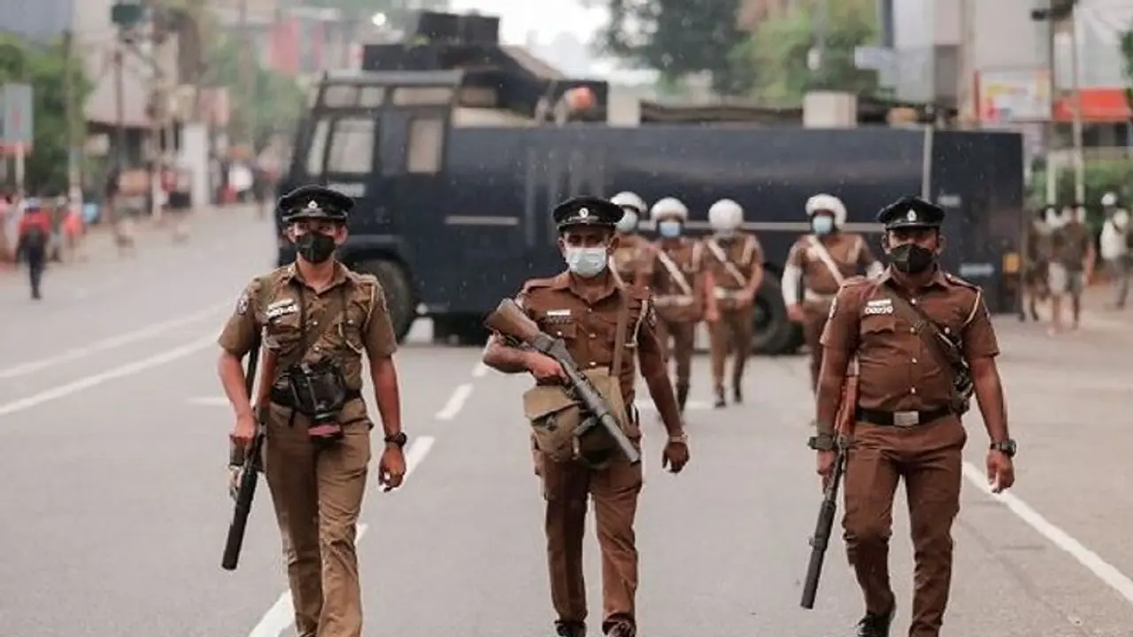 அரசுக்கு எதிராக வலுக்கும் போராட்டம்... இலங்கையில் மீண்டும் ஊரடங்கு அமல்!! அரசுக்கு எதிராக வலுக்கும் போராட்டம்... இலங்கையில் மீண்டும் ஊரடங்கு அமல்!!