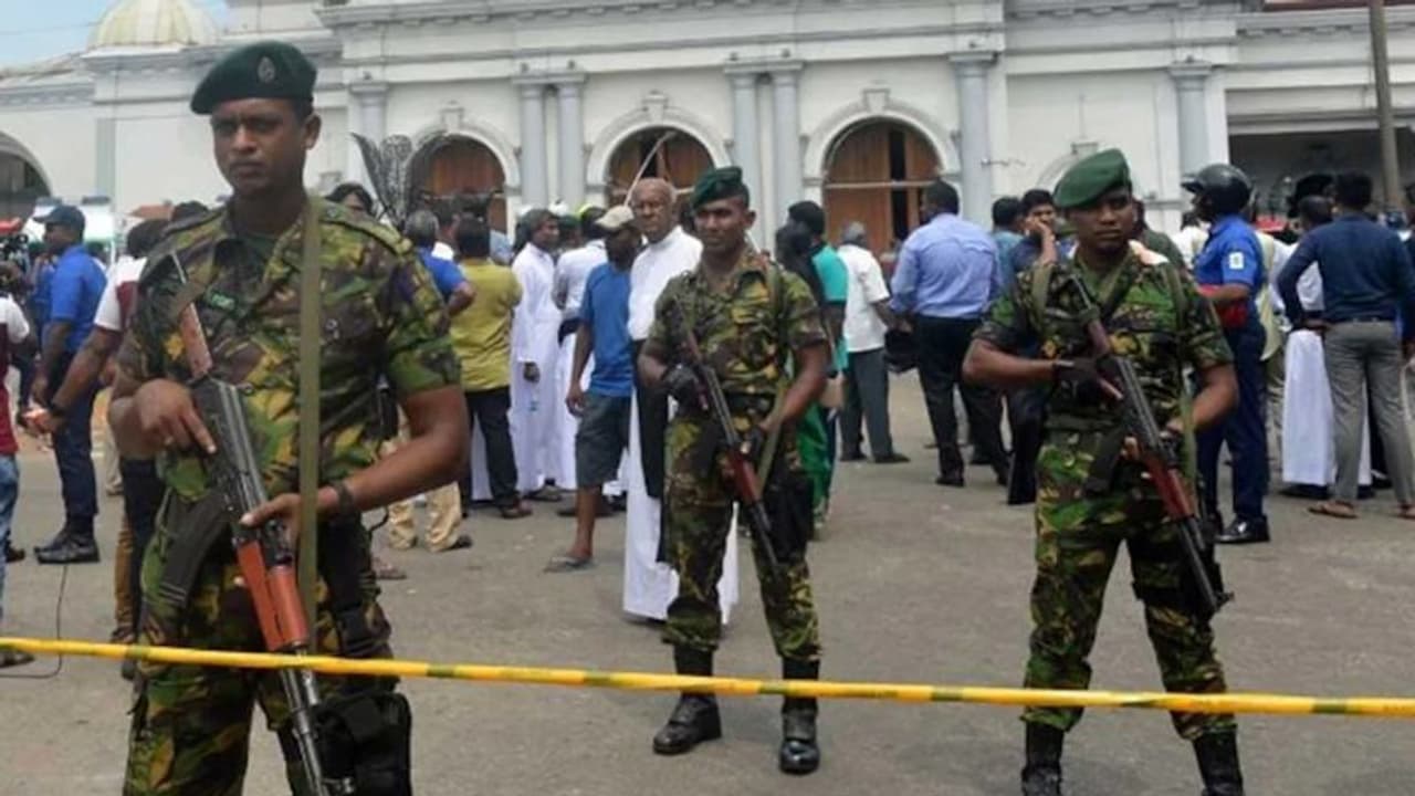 பொது சொத்து மேல கை வச்சா சுட்டுத்தள்ளுங்க... இலங்கை பாதுகாப்பு அமைச்சகம் அதிரடி உத்தரவு!! பொது சொத்து மேல கை வச்சா சுட்டுத்தள்ளுங்க... இலங்கை பாதுகாப்பு அமைச்சகம் அதிரடி உத்தரவு!!