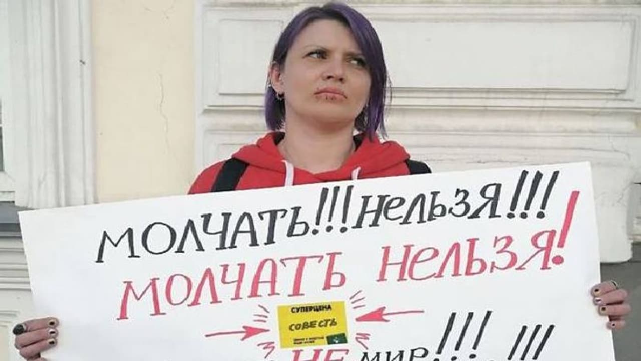 പുടിനെതിരെ ഒറ്റയാൾ സമരവുമായി റഷ്യൻ വനിത, സൂചിയും നൂലുമായി വായ തുന്നിക്കെട്ടി... 