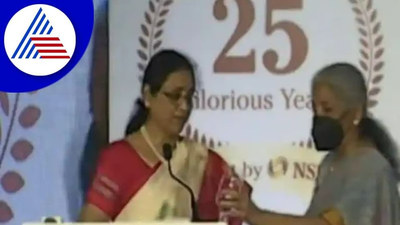 ಹಣಕಾಸು ಸಚಿವೆ ನಿರ್ಮಲಾ ಸೀತರಾಮನ್‌ ಸರಳತೆಗೆ ಶ್ಲಾಘನೆ: ವಿಡಿಯೋ ವೈರಲ್‌