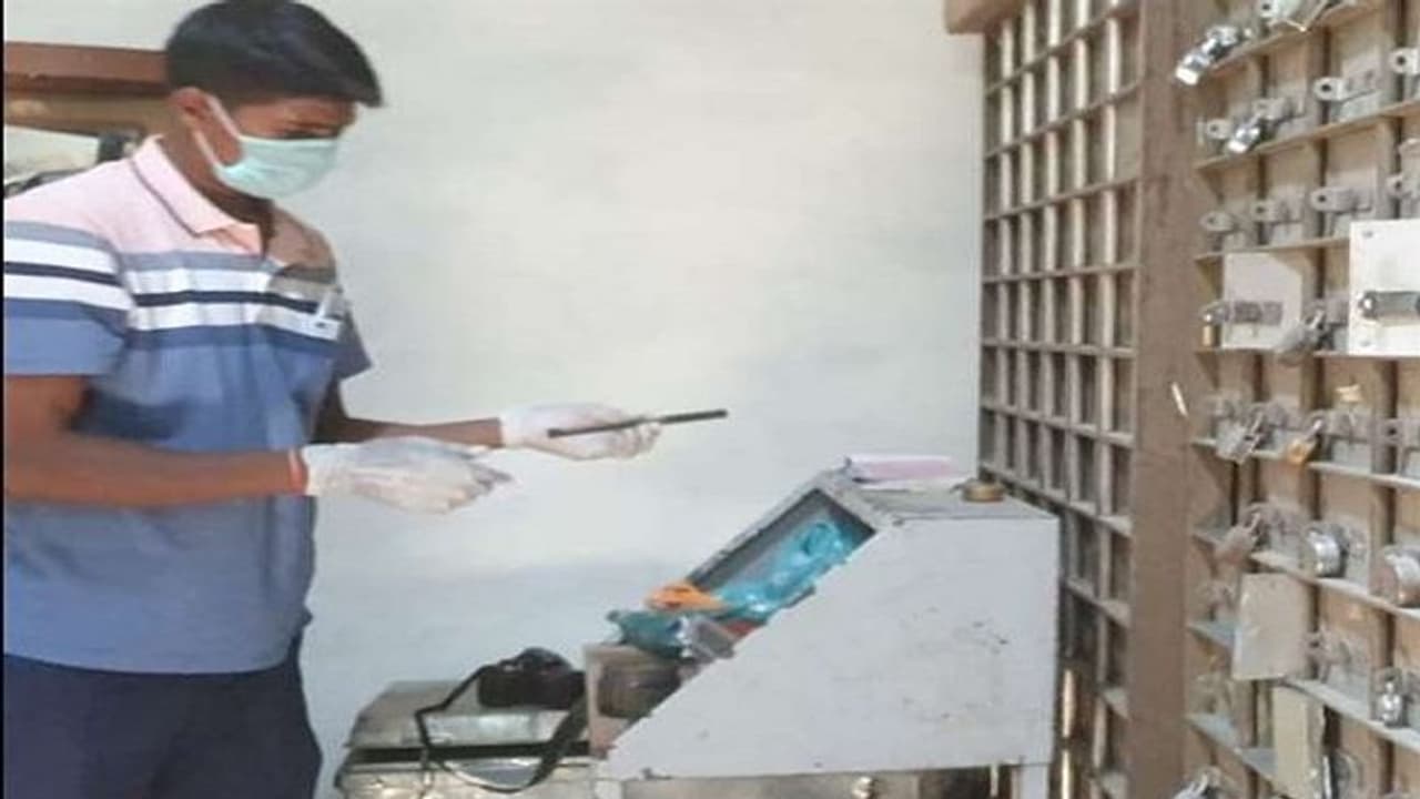 गाजीपुर में छत काटकर चोरों ने उड़ाए जेवरात, जांच के लिए पहुंची टीम भी रह गई दंग गाजीपुर में छत काटकर चोरों ने उड़ाए जेवरात, जांच के लिए पहुंची टीम भी रह गई दंग