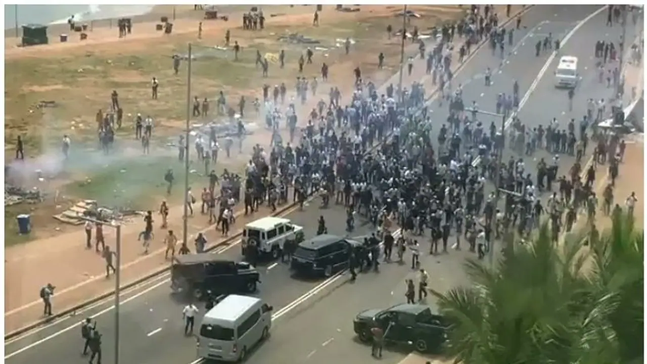 வலுக்கும் வன்முறை... வெடிக்கும் போராட்டங்கள்... இலங்கையில் ஊரடங்கு நீட்டிப்பு!!