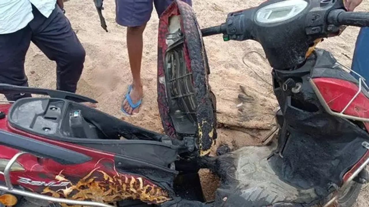 కరీంనగర్ జిల్లాలో పేలిన ఎలక్ట్రిక్ బైక్ బ్యాటరీ.. చార్జింగ్ పెట్టిన కొద్దిసేపటికే.. కరీంనగర్ జిల్లాలో పేలిన ఎలక్ట్రిక్ బైక్ బ్యాటరీ.. చార్జింగ్ పెట్టిన కొద్దిసేపటికే..