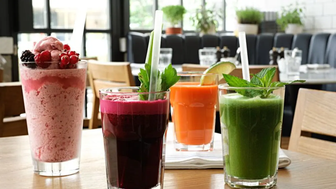 സ്മൂത്തികൾ പതിവായി കഴിക്കുന്നവരാണോ ? ന്യൂട്രീഷ്യനിസ്റ്റ് പറയുന്നത് 