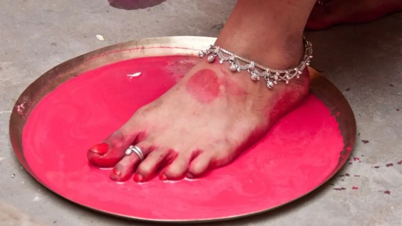 নতুন বউ দুধ আলতায় পা দিয়ে শ্বশুরবাড়ি প্রবেশ করে, এর কারণ জানেন কি নতুন বউ দুধ আলতায় পা দিয়ে শ্বশুরবাড়ি প্রবেশ করে, এর কারণ জানেন কি