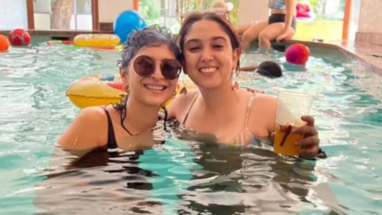 आमिर खान की बेटी की बर्थडे पार्टी : पिता ही नहीं, पूल में सौतेली मां किरण और बॉयफ्रेंड के साथ भी दिखीं आयरा आमिर खान की बेटी की बर्थडे पार्टी : पिता ही नहीं, पूल में सौतेली मां किरण और बॉयफ्रेंड के साथ भी दिखीं आयरा