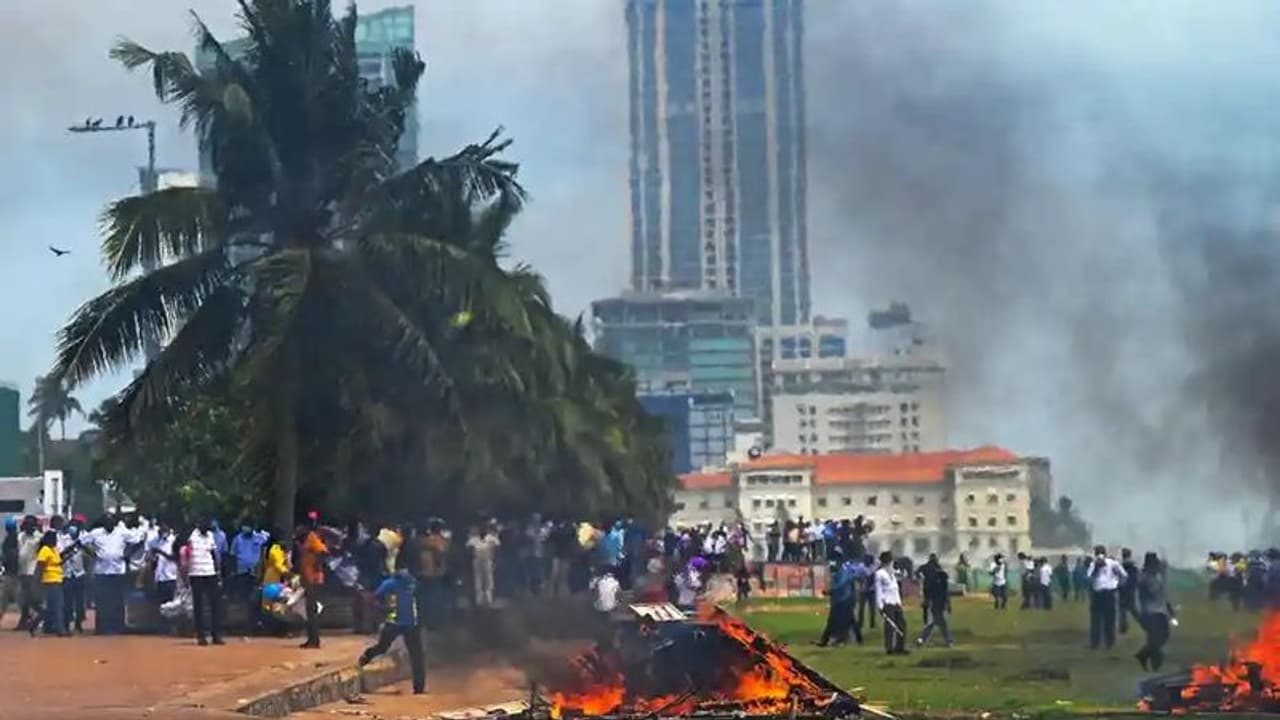 இலங்கையில் தீவிரமடையும் போராட்டம்... அனைத்து காவல்துறையினருக்கான விடுமுறை ரத்து!! இலங்கையில் தீவிரமடையும் போராட்டம்... அனைத்து காவல்துறையினருக்கான விடுமுறை ரத்து!!