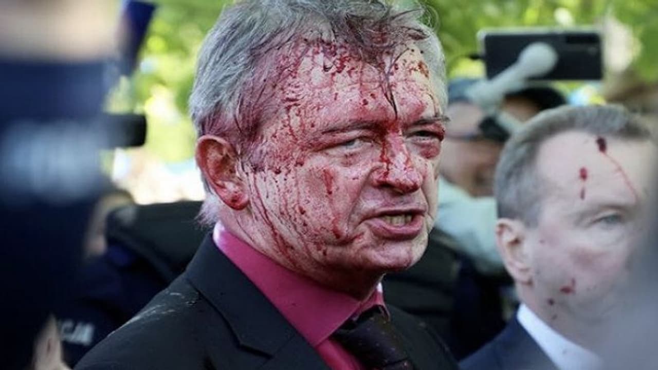 पोलैंड में विजय दिवस समारोह के दौरान प्रदर्शनकारियों ने रूसी राजदूत पर लाल रंग फेंका, नहीं जा पाए कब्रिस्तान पोलैंड में विजय दिवस समारोह के दौरान प्रदर्शनकारियों ने रूसी राजदूत पर लाल रंग फेंका, नहीं जा पाए कब्रिस्तान