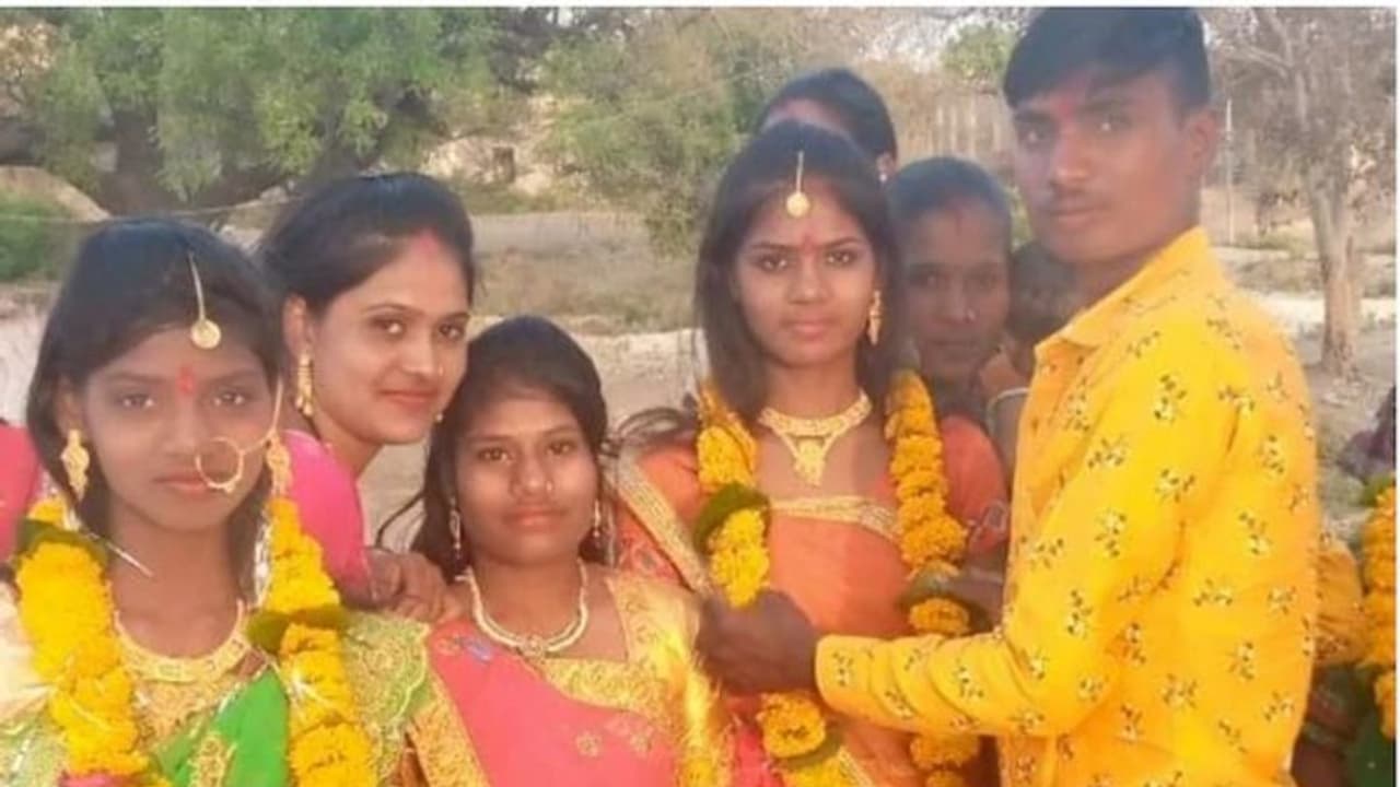 വരൻമാർ മാലയിട്ട പെണ്ണ് മാറി, സഹോദരിമാരുടെ വിവാഹം 'കലക്കി' പവർക്കട്ട് വരൻമാർ മാലയിട്ട പെണ്ണ് മാറി, സഹോദരിമാരുടെ വിവാഹം 'കലക്കി' പവർക്കട്ട്