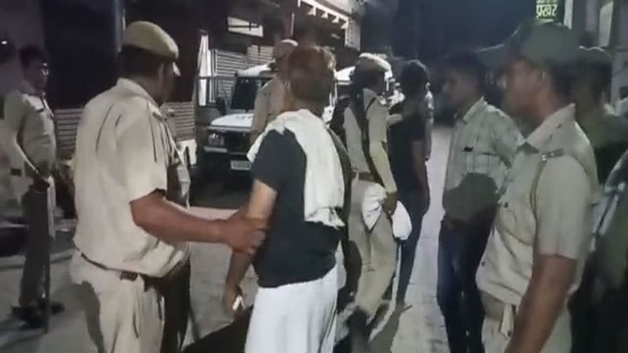 राजस्थान के एक और शहर में तनाव : भरतपुर में पुराने झगड़े ने पकड़ा तूल, दो समुदाय भिड़े, ईंट पत्थर बोलतें फेंकी
