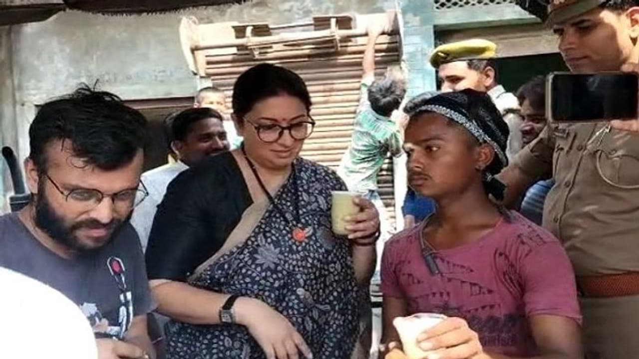 अमेठी पहुंची स्मृति ईरानी ने गन्ने का जूस पीकर राहुल के नाम पर ली चुटकी, इस बात को सुनकर सभी ने लगाए ठहाके