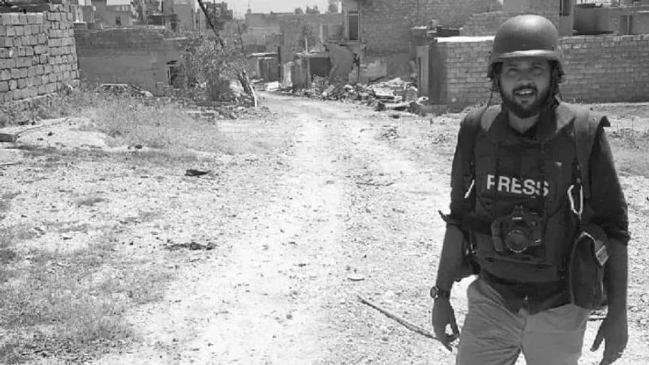 कोरोना से हुई मौतों की हैरान करने वालीं तस्वीरें खींचने वाले दानिश सिद्दीकी सहित 3 जर्नलिस्ट ने जीता पुलित्जर कोरोना से हुई मौतों की हैरान करने वालीं तस्वीरें खींचने वाले दानिश सिद्दीकी सहित 3 जर्नलिस्ट ने जीता पुलित्जर