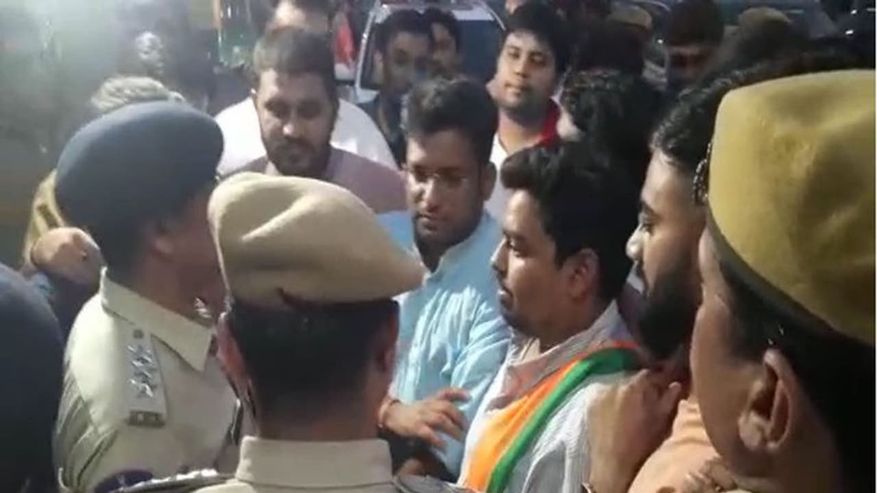 हिंसा के बाद राजनीति का केंद्र बना जोधपुर: कर्फ्यू के बीच भाजयुमो कार्यकर्ताओं को पुलिस ने रोका, सियासी ड्रामा हिंसा के बाद राजनीति का केंद्र बना जोधपुर: कर्फ्यू के बीच भाजयुमो कार्यकर्ताओं को पुलिस ने रोका, सियासी ड्रामा