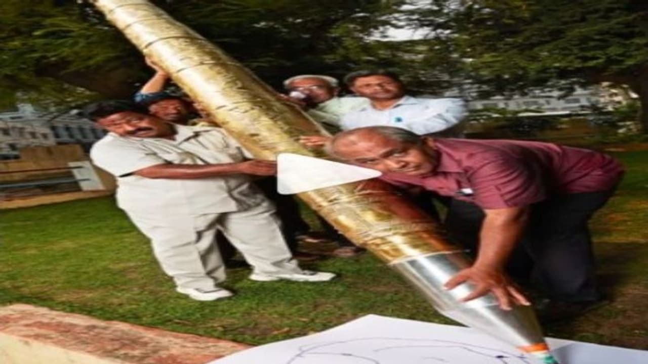 गिनीज रिकॉर्ड में दर्ज हुई सबसे अनोखी पेन, लिखने के लिए 5 से 6 लोग चाहिए, जानिए किस भारतीय शख्स ने इसे बनाया गिनीज रिकॉर्ड में दर्ज हुई सबसे अनोखी पेन, लिखने के लिए 5 से 6 लोग चाहिए, जानिए किस भारतीय शख्स ने इसे बनाया