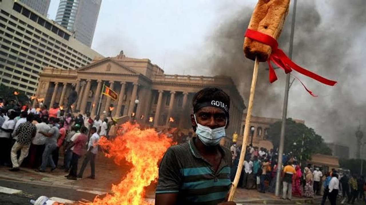 கலவர பூமியானது இலங்கை... மகிந்த ராஜபக்சேவின் நிலை என்ன? எங்கே அவர்?