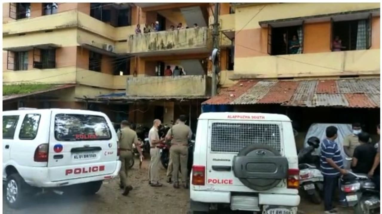 ആലപ്പുഴ പൊലീസ് ക്വാർട്ടേഴ്സിൽ കൂട്ട ആത്മഹത്യ; മക്കളെ കൊന്ന് അമ്മ ജീവനൊടുക്കി ആലപ്പുഴ പൊലീസ് ക്വാർട്ടേഴ്സിൽ കൂട്ട ആത്മഹത്യ; മക്കളെ കൊന്ന് അമ്മ ജീവനൊടുക്കി