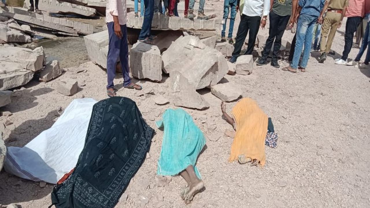 शादी के जश्न में मग्न थे मां बाप, कुछ ही देर बाद 4 बच्चों की मौत, अब खुशियों की जगह मातम मना रहा परिवार शादी के जश्न में मग्न थे मां बाप, कुछ ही देर बाद 4 बच्चों की मौत, अब खुशियों की जगह मातम मना रहा परिवार