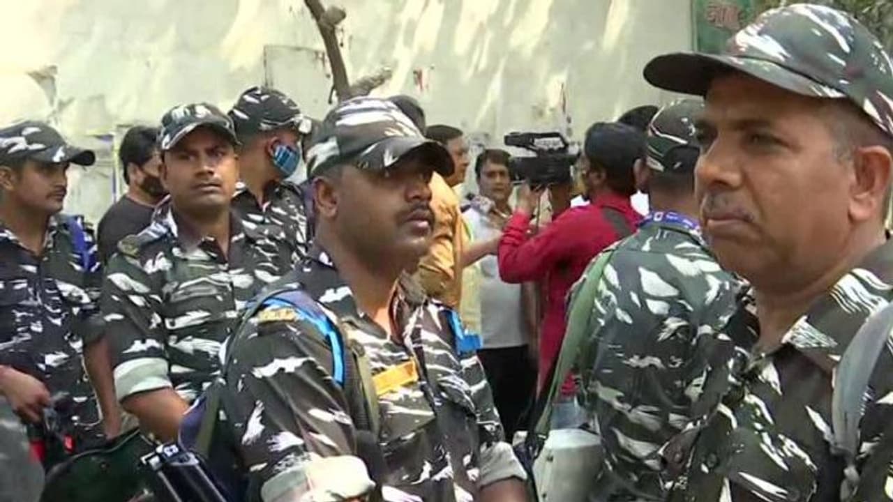 எம்.எல்.ஏ. தடுத்து நிறுத்தம்.. பலத்த பாதுகாப்பு... டெல்லி ஆக்கிரமிப்புகளை அகற்றும் பணிகள் தீவிரம்...!