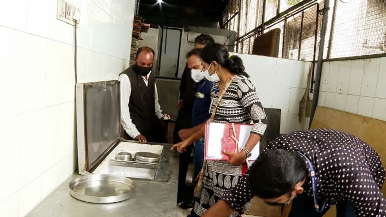 കായംകുളത്തും പഴകിയ ഭക്ഷ്യവിഭവങ്ങൾ പിടിച്ചെടുത്തു, രണ്ട് ഹോട്ടലുകൾ പൂട്ടാൻ നോട്ടീസ് നൽകി കായംകുളത്തും പഴകിയ ഭക്ഷ്യവിഭവങ്ങൾ പിടിച്ചെടുത്തു, രണ്ട് ഹോട്ടലുകൾ പൂട്ടാൻ നോട്ടീസ് നൽകി