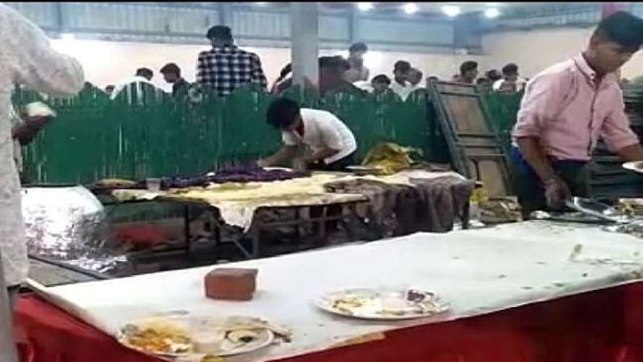 मेरठ में शादी के दौरान रोटी बना रहे युवक ने की ये शर्मनाक हरकत, वीडियो ने पहुंचाया सलाखों के पीछे