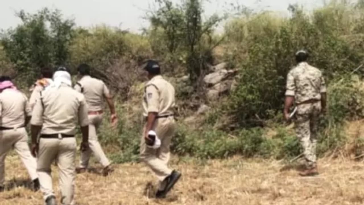 MP के दतिया में रिश्ते शर्मसार: मामा ने 9 साल की भांजी से रेप के बाद की हत्या, मौत का सीन देख पुलिस भी शॉक्ड MP के दतिया में रिश्ते शर्मसार: मामा ने 9 साल की भांजी से रेप के बाद की हत्या, मौत का सीन देख पुलिस भी शॉक्ड