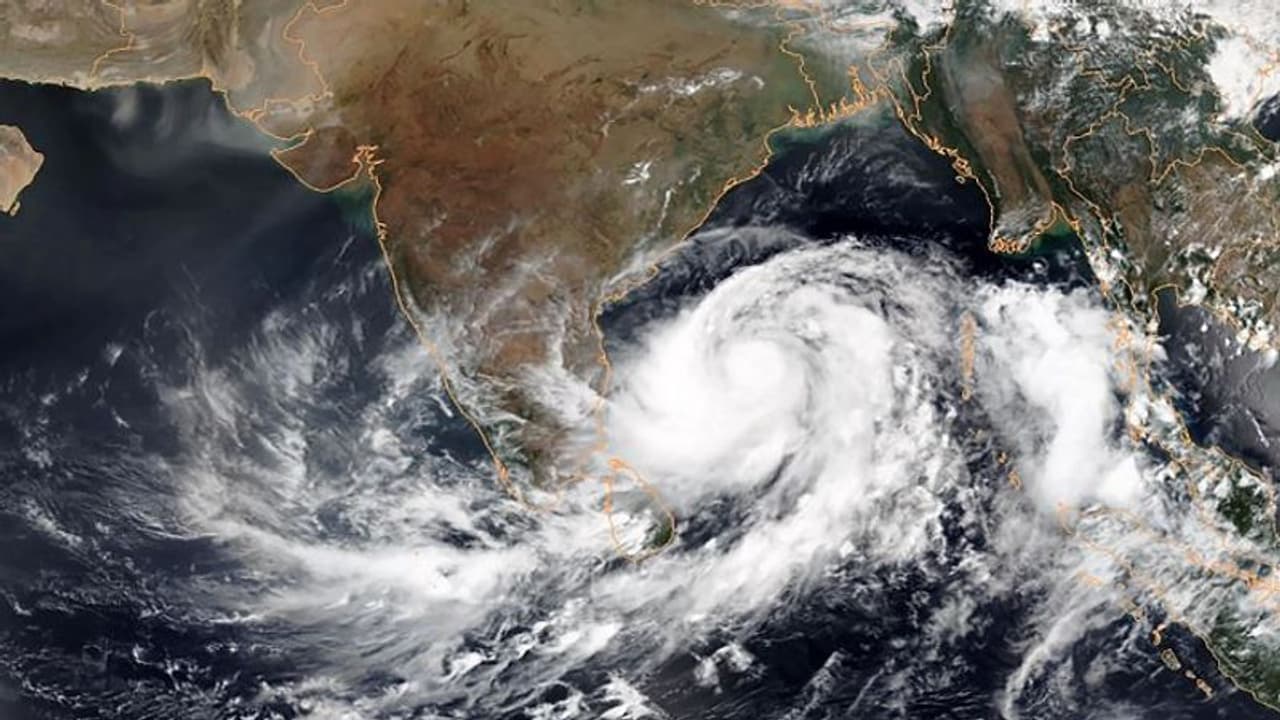 Cyclone Asani: आंध्र प्रदेश और ओडिशा में भारी से बहुत भारी वर्षा की संभावना, विशाखापत्तनम बंदरगाह बंद Cyclone Asani: आंध्र प्रदेश और ओडिशा में भारी से बहुत भारी वर्षा की संभावना, विशाखापत्तनम बंदरगाह बंद