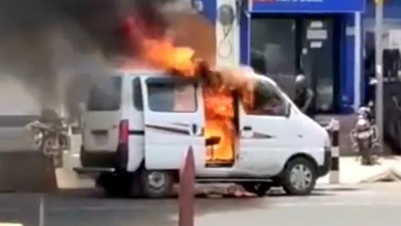 जयपुर में भीषण हादसा: बीच सड़क चलती कार में लगी आग, वो भयानक सीन देख कांप गए लोग