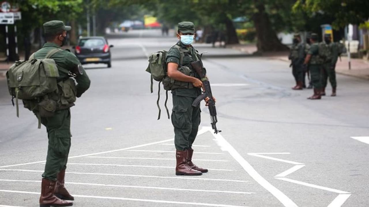 श्रीलंका में उपद्रवियों को देखते ही गोली मारने का आदेश, प्रधानमंत्री के इस्तीफे के बावजूद विरोध प्रदर्शन जारी श्रीलंका में उपद्रवियों को देखते ही गोली मारने का आदेश, प्रधानमंत्री के इस्तीफे के बावजूद विरोध प्रदर्शन जारी