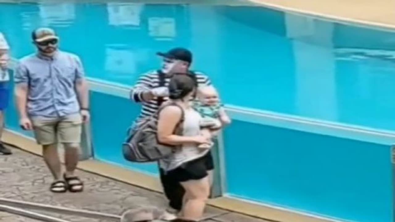 पत्नी की मदद नहीं करने पर अजनबी शख्स ने भीड़ के सामने पति को टोका, देखिए हैरान करने वाली घटना का Viral Video 