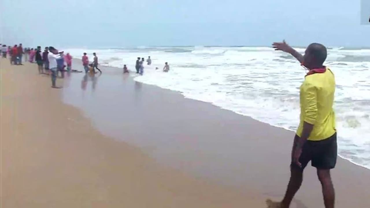 तूफान असानी से बड़ी तबाही का खतरा टला, फिर भी आंध्र प्रदेश सरकार हाईअलर्ट पर, कई फ्लाइट कैंसल तूफान असानी से बड़ी तबाही का खतरा टला, फिर भी आंध्र प्रदेश सरकार हाईअलर्ट पर, कई फ्लाइट कैंसल