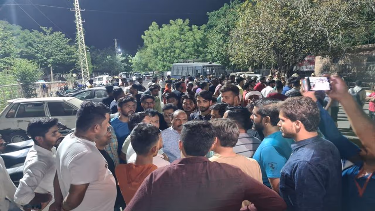 भीलवाड़ा में तनाव: युवक की हत्या के बाद हिंदू संगठनों ने बुलाया बंद, इंटरनेट सेवाओं पर रोक, पुलिस का पहरा बढ़ा भीलवाड़ा में तनाव: युवक की हत्या के बाद हिंदू संगठनों ने बुलाया बंद, इंटरनेट सेवाओं पर रोक, पुलिस का पहरा बढ़ा