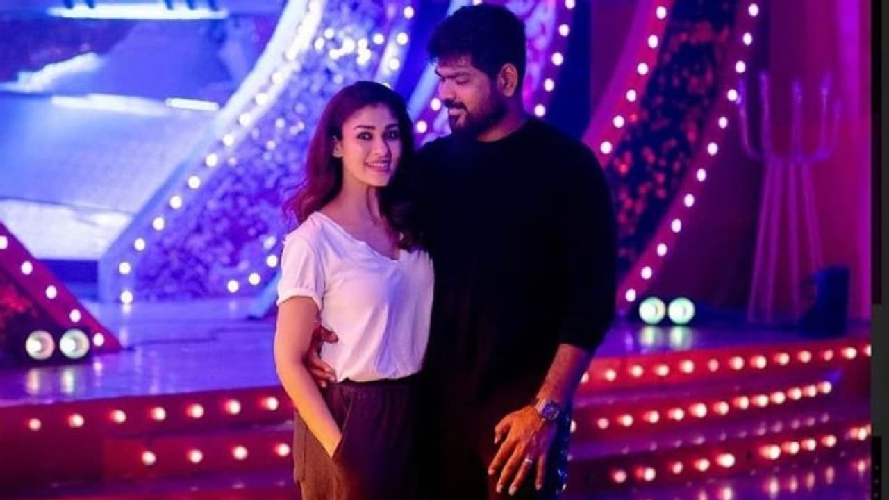 Vignesh shivan : காதல் கண்கட்டுதே... இணையத்தை கலக்கும் விக்கி நயனின் லேட்டஸ்ட் ரொமாண்டிக் புகைப்படம் Vignesh shivan : காதல் கண்கட்டுதே... இணையத்தை கலக்கும் விக்கி நயனின் லேட்டஸ்ட் ரொமாண்டிக் புகைப்படம்