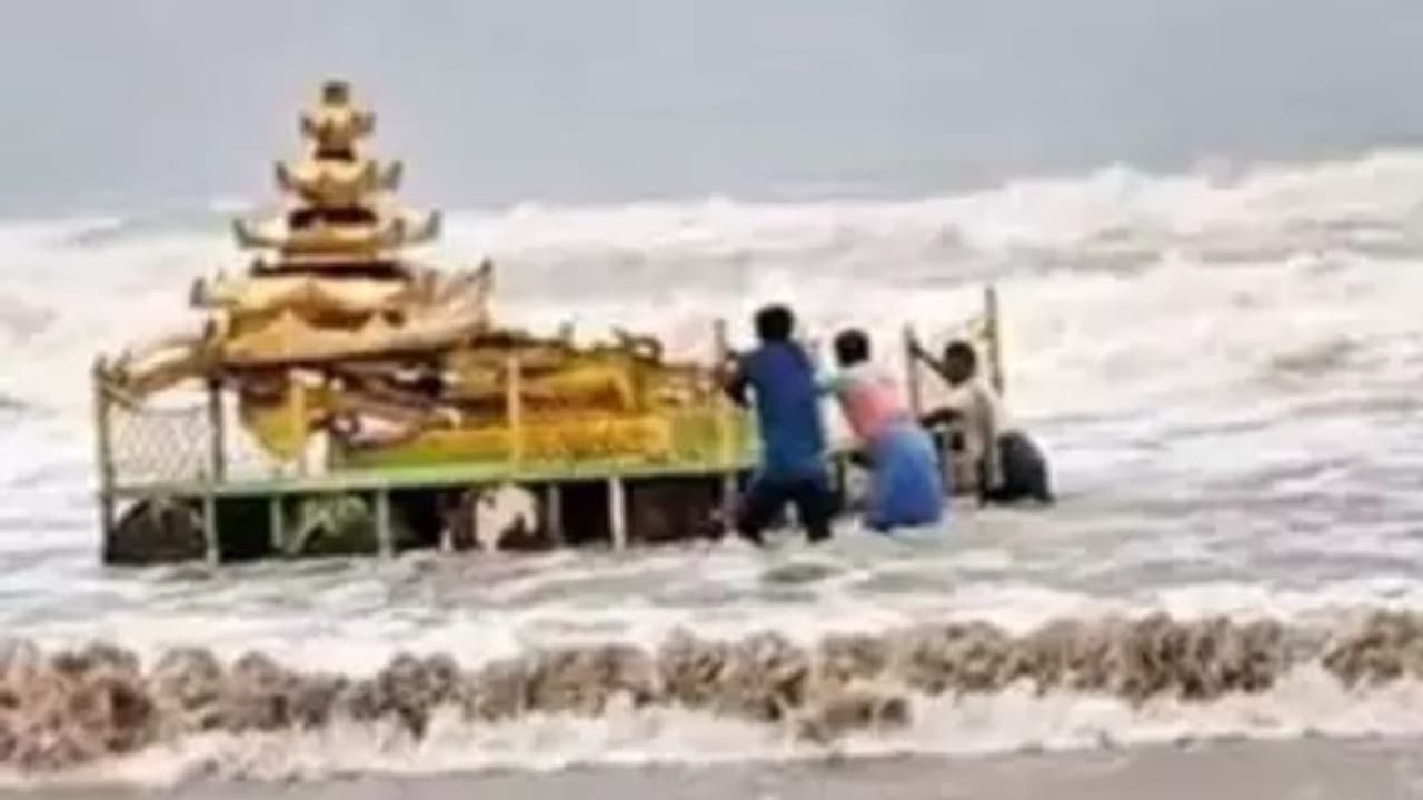 ചുഴലിക്കാറ്റിൽ തീരത്ത് അടിഞ്ഞ വസ്തുകണ്ട് അത്ഭുതപ്പെട്ട് തീരവാസികൾ: വീഡിയോ ചുഴലിക്കാറ്റിൽ തീരത്ത് അടിഞ്ഞ വസ്തുകണ്ട് അത്ഭുതപ്പെട്ട് തീരവാസികൾ: വീഡിയോ