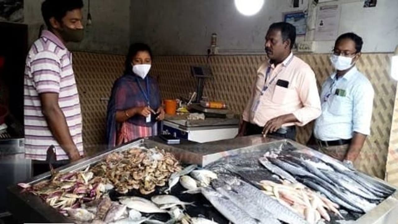 റെയ്ഡ് തുടർന്ന് ആരോഗ്യവിഭാഗം; ജ്യൂസ് കടകളില് പ്രത്യേക പരിശോധന, വൃത്തിയില്ലെങ്കിൽ കുടുങ്ങും റെയ്ഡ് തുടർന്ന് ആരോഗ്യവിഭാഗം; ജ്യൂസ് കടകളില് പ്രത്യേക പരിശോധന, വൃത്തിയില്ലെങ്കിൽ കുടുങ്ങും