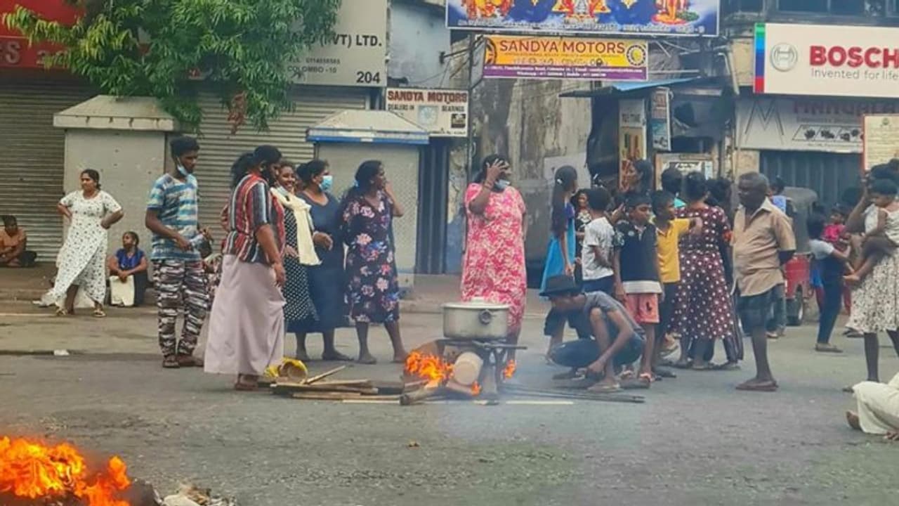 Sri Lanka crisis: విద్యుత్ కోతలు.. పెరిగిన నిత్యావసరాల ధరలు.. శ్రీలంకలో భారమవుతున్న బతుకులు ! Sri Lanka crisis: విద్యుత్ కోతలు.. పెరిగిన నిత్యావసరాల ధరలు.. శ్రీలంకలో భారమవుతున్న బతుకులు !