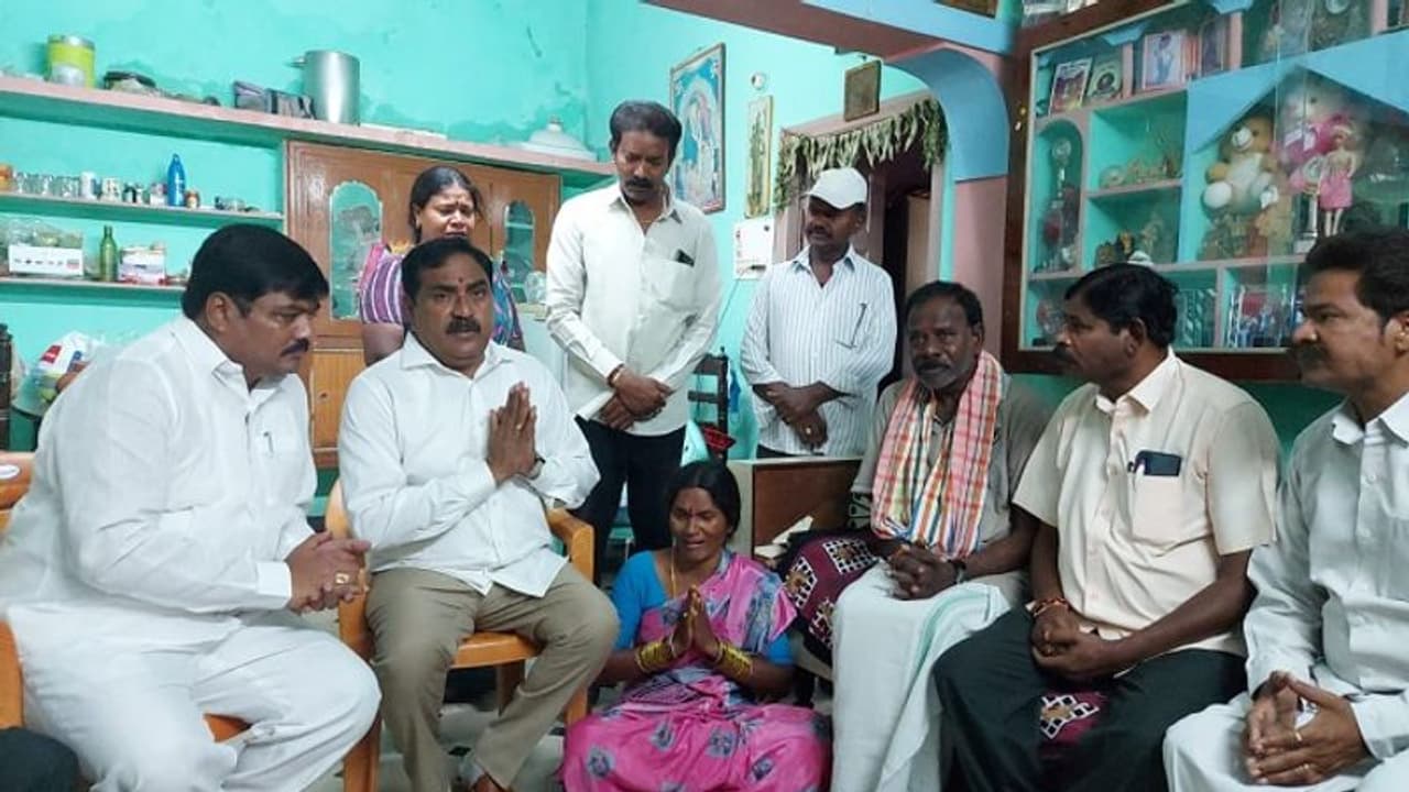 జర్మనీలో ప్రమాదం.. కడారి అఖిల్ కుటుంబాన్ని పరామర్శించిన ఎర్రబెల్లి.. 